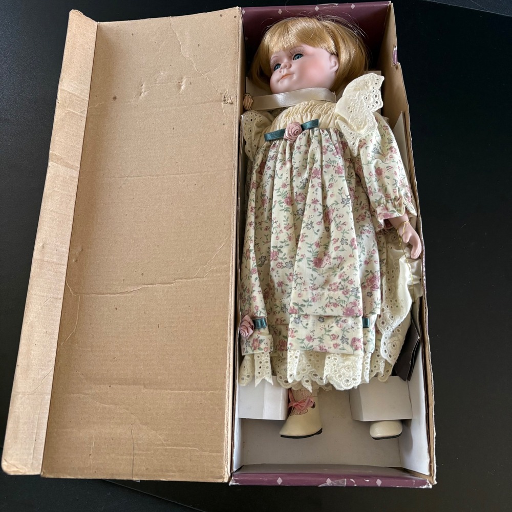 1990s porcelain doll flower linen dress blue eyes 15 inch tall girl blonde - Picture 11 of 14